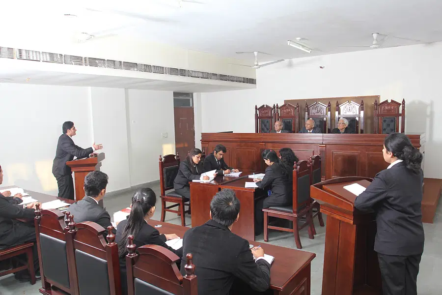 14976072511434201350169lig_Moot-Court.jpg